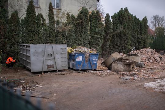 Rozbiórka przy Określonej 19a w Warszawie.