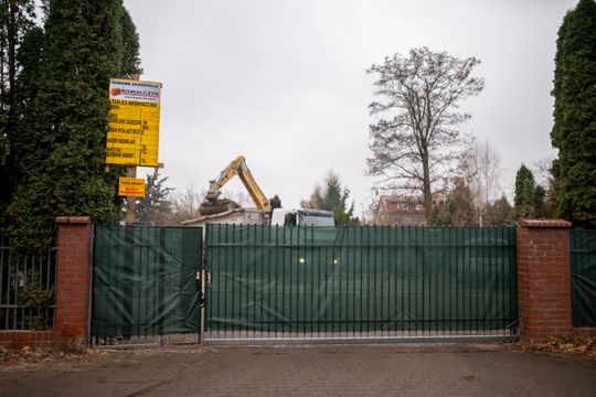 Rozbiórka przy Określonej 19a w Warszawie.