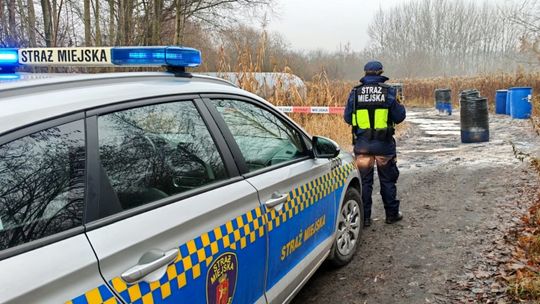 Beczki z kwasem na Targówku. Pojemnik miał tysiąc litrów pojemności