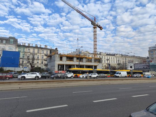 Apartamentowiec powstający w miejscu skweru Stanisława Wisłockiego w Warszawie.