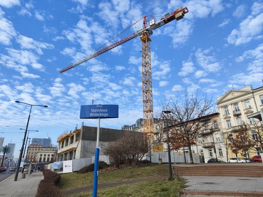 Apartamentowiec powstający w miejscu skweru Stanisława Wisłockiego w Warszawie.