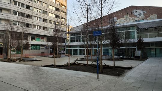 Wyremontowany plac przed pawilonem Zodiak w Warszawie.
