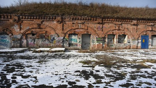 Zabytkowy Fort Chrzanów w Warszawie na Bemowie popada w ruinę.