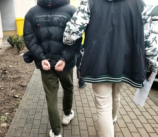 Warszawska policja uderza w praski narkobiznes. Dilerzy z Ząbkowskiej trzymali heroinę w piaskownicy