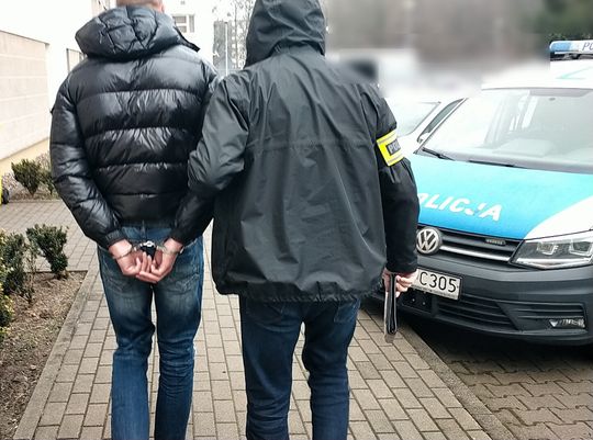 Warszawska policja uderza w praski narkobiznes. Dilerzy z Ząbkowskiej trzymali heroinę w piaskownicy