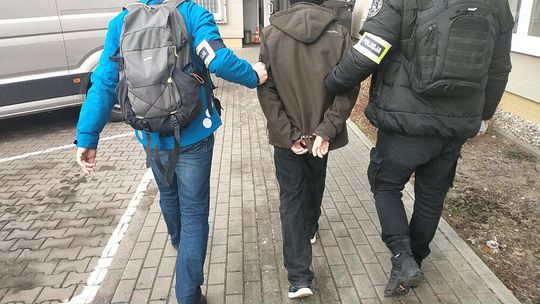 Warszawska policja uderza w praski narkobiznes. Dilerzy z Ząbkowskiej trzymali heroinę w piaskownicy