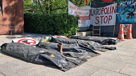 Prorosyjska instalacja w centrum Warszawy. Twórcy wspierają Macieja Maciaka
