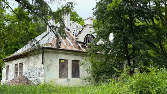 Ruiny willi przy ul. Waldorffa na Bemowie