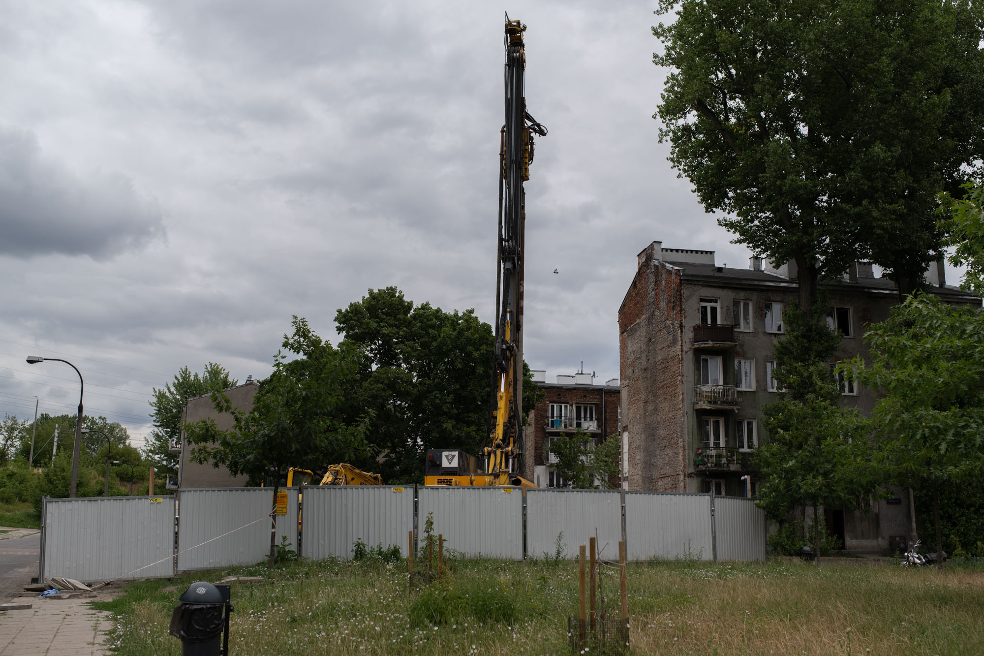 Grajewska 19a w Warszawie. Plac budowy bloku niezgodnego z planem miejscowym.