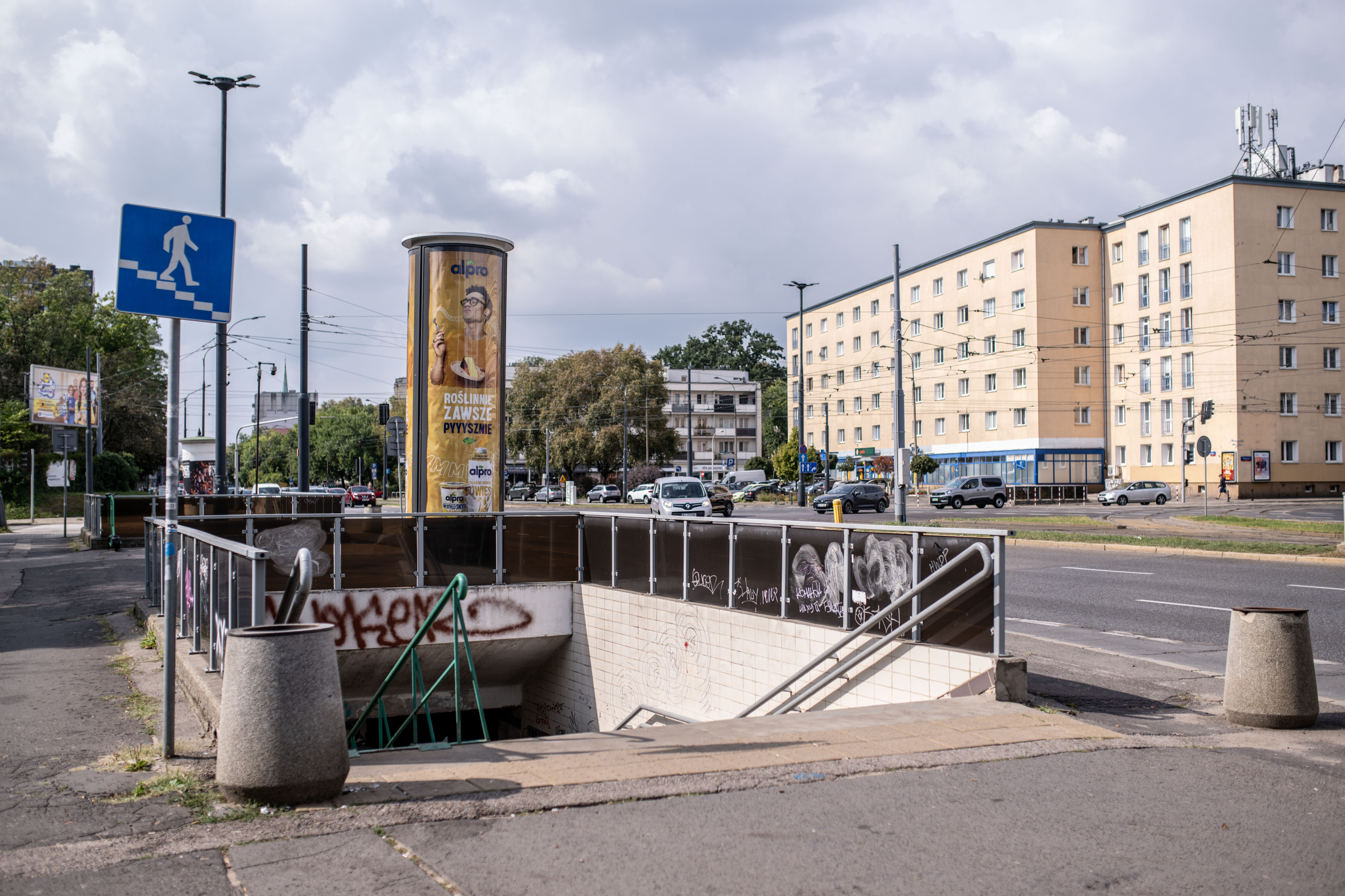 Wejście do przejścia podziemnego przy Pedecie