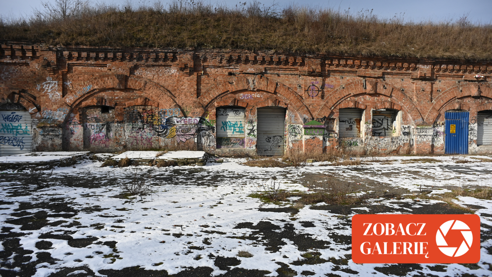 Zabytkowy Fort Chrzanów w Warszawie na Bemowie popada w ruinę.